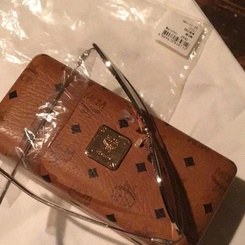 New MCM Aviator Sunglasses with case - Picture 2 of 4